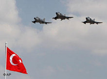 Türkische Kampfflugzeuge; Foto: AP