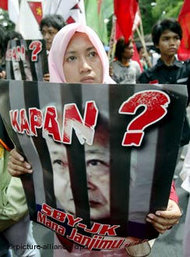 Studentin demonstriert in Jakarta gegen Ex-Präsident Suharto; Foto: dpa