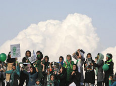 Anhänger Mirhossein Mussawis demonstrieren in Teheran; Foto: AP