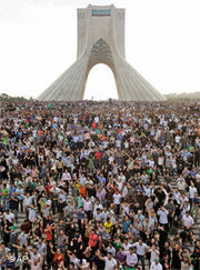Demonstration von Mussawi-Anhängern auf dem Teheraner Azadi-Platz; Foto: AP