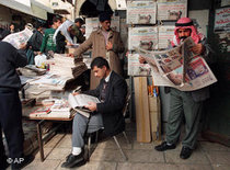 Ägypter verfolgen die Presse zur Obama-Rede; Foto: AP