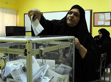 Eine kuwaitsche Wählerin bei der Stimmabgabe in Salwa; Foto: AP