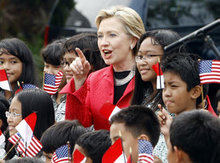 US-Außenministerin Hillary Rodham Clinton wird auf dem Flughafen Jakarta, Indonesien von Schulklasse empfangen; Foto: AP