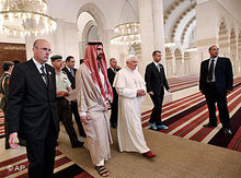Prinz Ghazi bin Mohammed und Papst Benedikt XVI. in der König Hussein Bin Talal-Moschee in Amman; Foto: AP