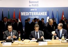 Mubarak, Sarkozy und Ban Ki Moon beim Gründungsgipfel der Mittelmeerunion in Paris; Foto: dpa
