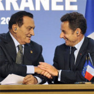 Ägyptens Premier Mubarak und Frankreichs Staatschef Sarkozy auf der Abschlusspressekonferenz des Gipfels in Paris; Foto: dpa