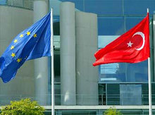 Fahnen der EU und Türkei; Foto: AP