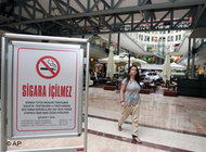 A no-smoking sign in a shopping centre in Ankara (photo: AP)