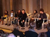 Barenboim bei einer Pressekonferenz des West-Eastern Orchestra; Foto: DW