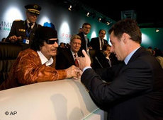 Gaddafi und Sarkozy auf dem EU-Afrika Gipfel in Lissabon 2007; Foto: AP