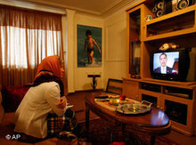 Iranerin schaut Obamas Video-Botschaft im Fernsehen; Foto: AP
