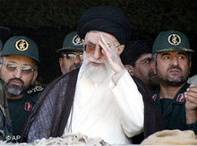 Der oberste Führer Khameini mit Revolutionswächtern während einer Parade in Teheran; Foto: AP