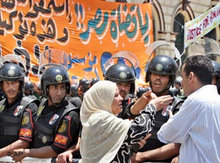 Frau vor Gerichtsgebäude demonstriert für die Freilassung Aiman Nours; Foto: AP