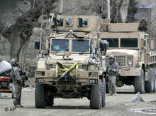 Militärfahrzeuge in Afghanistan; Foto: AP