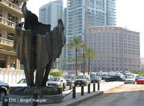 Statue zum Gedenken an den Anschlag auf Hariri; Foto: DW