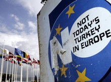 Plakat von Gegnern eines EU-Beitritts der Türkei; Foto: AP