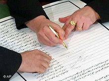 Unterzeichnung der Verfassung in Bagdad; Foto: AP