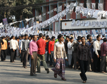 Szene vor einem der Wahllokale in Dhaka; Foto: Jasmin Lorch