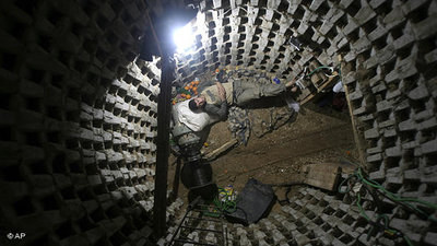 Palästinensischer Arbeiter in einem Schmuggel-Tunnel an der ägyptischen Grenze; Foto: AP