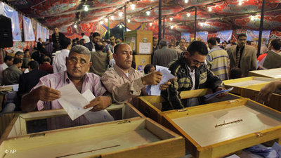 Ägyptische Wähler bei der Stimmabgabe; Foto: AP