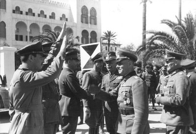 Italienische Generäle begrüßen Generalfeldmarschall Erwin Rommel in Tripoli, Lybien; Foto: Bundesarchiv