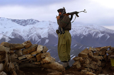 Bewaffneter PKK-Kämpfer im Südosten der Türkei; Foto: creative commons/James Gordon 