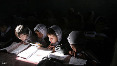 Afghanische Schulkinder bei Lesen; Foto: AP