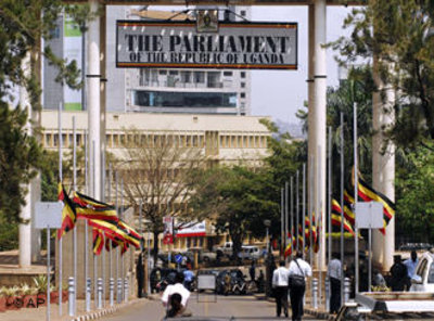 Trauerbeflaggung vor dem Parlament in Kampala, Uganda, nach dem Anschlag während der WM 2010; Foto: AP/Stephan Wandera