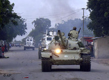 Friedenstruppen der Afrikanischen Union auf Patrouille in Mogadischu; Foto: AP/Farah Abdi Warsameh