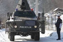 Polizeirazzia in Gornja Maoca; Foto: AP