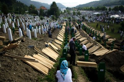 Gedenkfeier für 775 Opfer in Srebrenica, die im Jahre 2010 neu identifiziert wurden; Foto: AP 