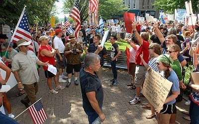 Demonstration (links) und Gegendemonstration um den Bau einer Mosche in Murfreesboro, Tennessee; Foto: AP