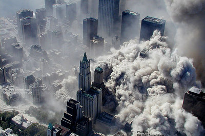 Einstürzender Turm des World Trade Centers am 09.11.2001; Foto: AP