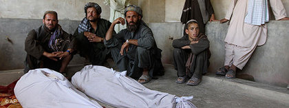 Tote bei einem Anschlag auf eine Hochzeitsfeier in Kandahar im Juni 2010; Foto: AP