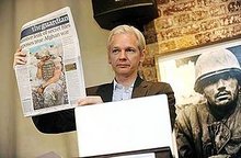 Julian Assange bei einer Pressekonferenz; Foto: AP