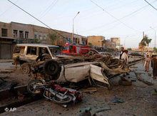 Zerstörte Autos nach einem Anschlag in Kandahar im April 2010; Foto: AP