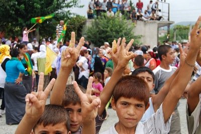 Kurdische Kinder in Dörtyol; Foto: Ayse Karabat