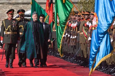 Der afghanische Präsident Hamid Karzai auf dem roten Teppich flankiert von der afghanischen Ehrengarde; Foto: AP