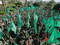 Anhänger der Hamas schwenken Fahnen; Foto: AP