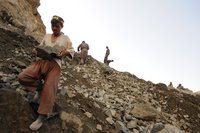 Afghanischer Arbeiter trägt Gesteinsbrocken in den Händen, Steinbruch in der Provinz Badakhshan; Foto: Martin Gerner