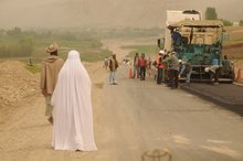 Teerung einer Straße in Afghanistan; Foto: Martin Gerner