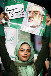 Anhängerin Mussawis in Teheran; Foto: AP