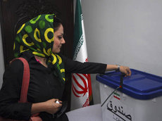 Iranerin bei der Stimmabgabe bei den Präsidentschaftswahlen; Foto: AP