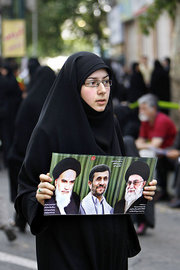 Iranerin während einer Wahlveranstaltung für Präsident Ahmadinedschad; Foto: AP 