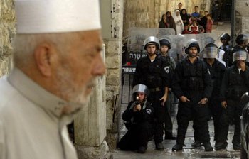 Palästinser und israelische Sicherheitskräfte in Jerusalem; Foto: AP