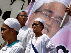Aktivisten der radikalen Islamischen Verteidigungsfront (FPI) demonstrieren in Jakarta für ein Verbot der Ahmadiyah; Foto: AP