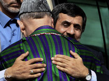 Iranischer Präsident Ahmadinejad umarmt afghanischen Präsidenten Karsai; Foto: AP 