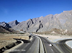 Autostraße zwischen Muskat und Nizwa; Foto: dpa