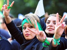 Iranerinnen der grünen Protestbewegung demonstrieren in Teheran; Foto: dpa