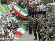 Anhänger Ahmadinedschads versammeln sich in der Teheraner Innenstadt; Foto: dpa